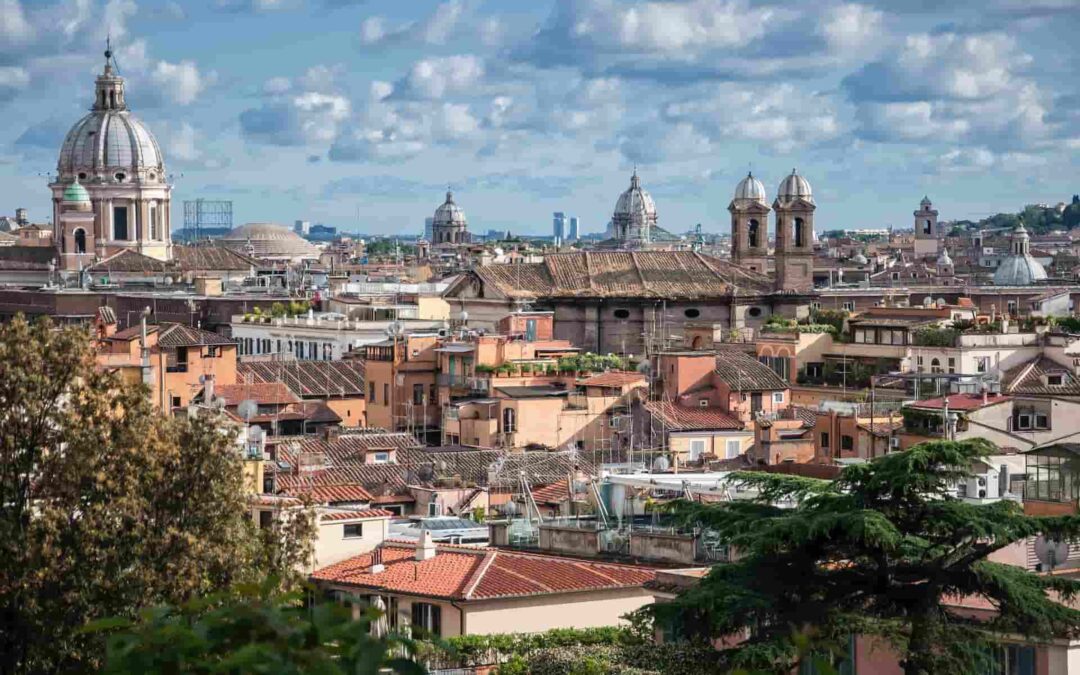 panoramica sui tetti di roma di case e campanili per vendere casa