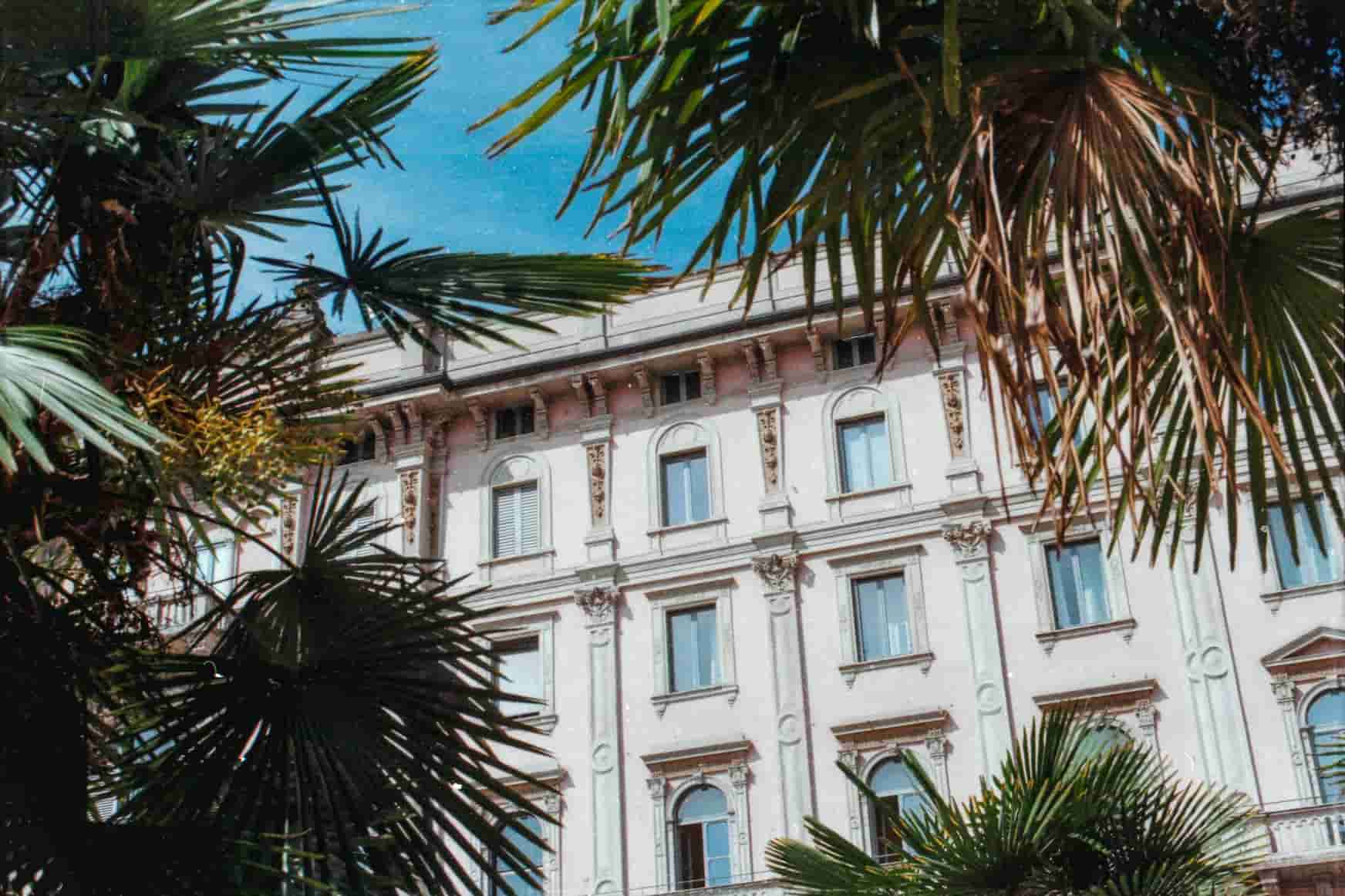 facciata dii un palazzo con le palme